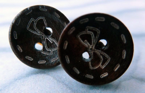 Holzknopf Ohrstecker mit Schleife Naht Gravur